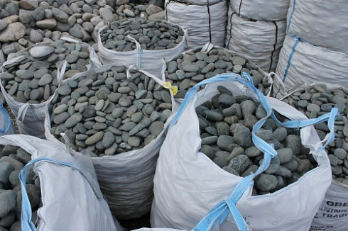 Kamenclub.ru: Темно-серый валунчик фр.100-300 мм.  купить в Ярославле крупный природный камень серый, темно-серый, светло-серый речная галька большого размера окатанная 4500 руб/т   фото КАМЕНЬ КЛУБ