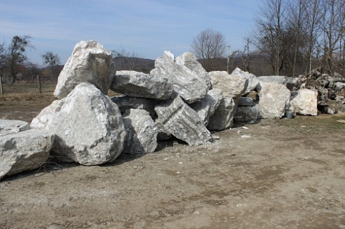 Kamenclub.ru: Мраморизированный известняк фр.500-1500 мм.  купить в Ярославле    10000 руб/т   фото КАМЕНЬ КЛУБ