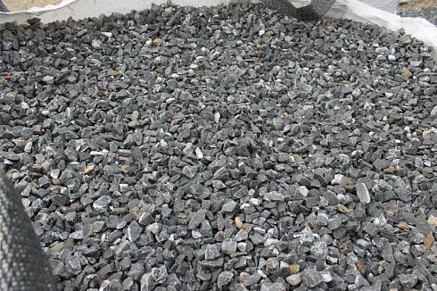 Kamenclub.ru: Щебень крошка черный (мрамор) фр. 5-10 мм.  купить в Ярославле мрамор черный с белыми прожилками, черный, белый мраморная крошка декоративная ландшафтная 11000 руб/т   фото КАМЕНЬ КЛУБ