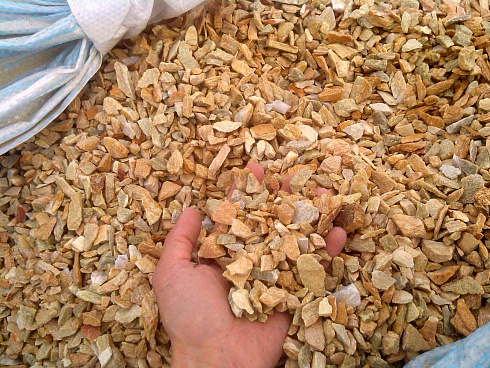 Kamenclub.ru: Щебень крошка желтый (ЗЛАТОЛИТ) фр. 10-20 мм.  купить в Ярославле златолит бежевый, золотистый, желтый каменная декоративная крошка щебня златолита 10800 руб/т   фото КАМЕНЬ КЛУБ