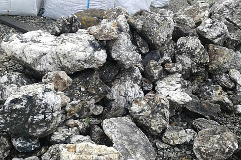 Kamenclub.ru: Черный гранит - кварцит фр. 100-500 мм.  купить в Ярославле мрамор гранит черный с белыми прожилками, серый, белый валун скальный колотый 7000 руб/т   фото КАМЕНЬ КЛУБ