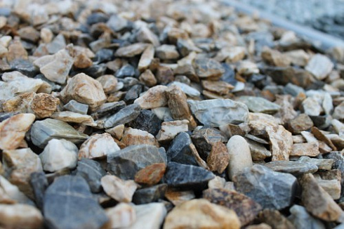 Kamenclub.ru: Мраморная крошка (щебень крошка медовый), фр. 10-20 мм.  купить в Ярославле песчаник бежевый, серый каменная ландшафтная крошка  12000 руб/т   фото КАМЕНЬ КЛУБ