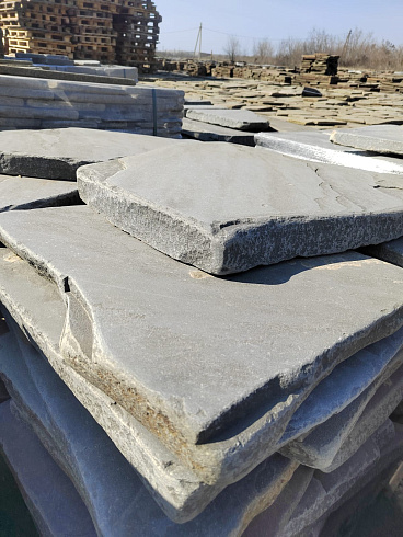 Kamenclub.ru: Песчаник пластушка галтованная светло-серая (3,0 см)  купить в Ярославле песчаник светло-серый, серый ландшафтный камень рваный колотый 21000 руб/м3   фото КАМЕНЬ КЛУБ