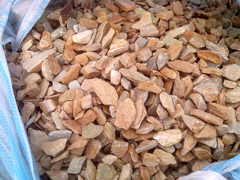 Kamenclub.ru: Щебень крошка желтый (ЗЛАТОЛИТ) фр. 10-20 мм.  купить в Ярославле златолит бежевый, золотистый, желтый каменная декоративная крошка щебня златолита 10800 руб/т   фото КАМЕНЬ КЛУБ