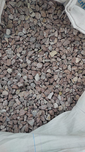 Kamenclub.ru: Мраморная крошка (щебень галтованный розовый) фр.20-40 мм.  купить в Ярославле мрамор розовый, красный оголтованный округлый щебень  15000 руб/т   фото КАМЕНЬ КЛУБ