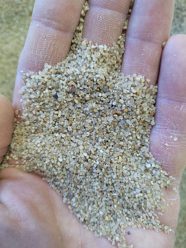 Кварцевый песок для площадок фр. 0,6-1,2 мм.  купить в Ярославле фото Камень Клуб