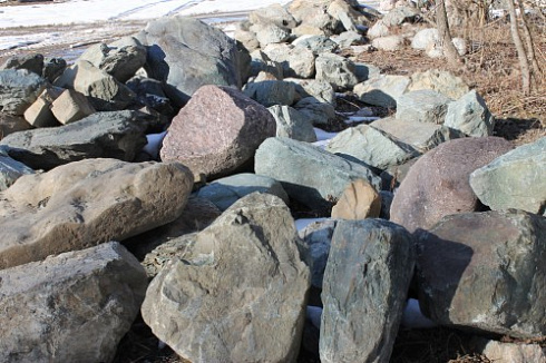 Kamenclub.ru: Гранит скальник (серо-зеленый) фр. 500-1500 мм.  купить в Ярославле гранит мрамор  серый зеленый темно-серый глыба скальная колотая ландшафтная 7 500 руб/т   фото КАМЕНЬ КЛУБ