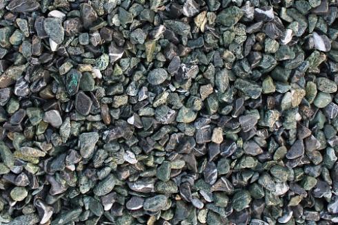 Kamenclub.ru: Мраморная крошка (щебень галтованный микс:зеленый-черный) фр.10-20 мм.  купить в Ярославле мрамор зеленый, черный декоративные ландшафтные окатанные округлые камни щебня 14500 руб/т   фото КАМЕНЬ КЛУБ