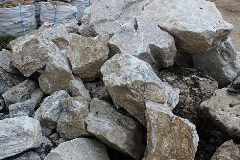 Kamenclub.ru: Мраморизированный известняк фр. 100-500 мм.  купить в Ярославле известняк серый белый темно-серый сероватый валун природного образования окатанный 10500 руб/т   фото КАМЕНЬ КЛУБ