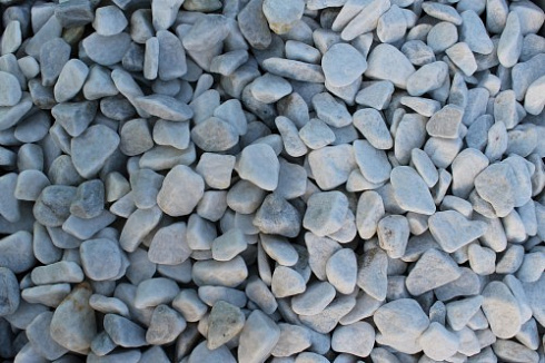 Kamenclub.ru: Мраморная крошка (щебень галтованный белый), фр.20-40 мм.  купить в Ярославле мрамор белый бежевый молочный мраморный щебень декоративный 17000 руб/т   фото КАМЕНЬ КЛУБ