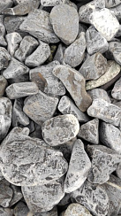 Kamenclub.ru: Щебень галтованный черный (мрамор) фр.40-70 мм.  купить в Ярославле мрамор черный с белыми прожилками, черный, белый щебень галтованный округлый 13500 руб/т   фото КАМЕНЬ КЛУБ