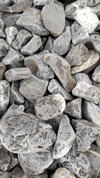 Kamenclub.ru: Щебень галтованный черный (мрамор) фр.40-70 мм.  купить в Ярославле мрамор черный с белыми прожилками, черный, белый щебень галтованный округлый 13500 руб/т   фото КАМЕНЬ КЛУБ