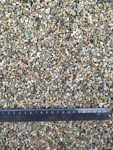Kamenclub.ru: Галька речная окат (серая) фр.3-5 мм купить  в Ярославле галька речная серая бежевый темно-серый окатанный речной камень округлый 9500 руб/т   фото КАМЕНЬ КЛУБ