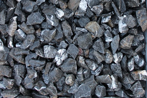 Kamenclub.ru: Щебень крошка черный (мрамор) фр. 40-70 мм.  купить в Ярославле мрамор черный с белыми прожилками, черный, белый декоративный щебень 11000 руб/т   фото КАМЕНЬ КЛУБ