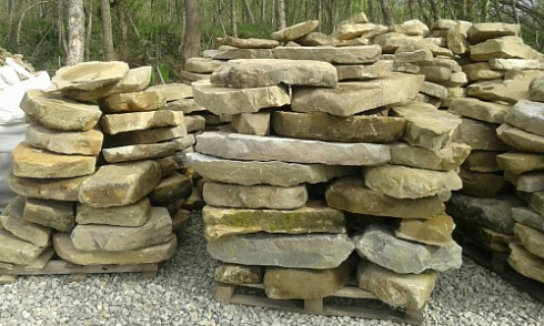 Kamenclub.ru: Песчаник плиты - плахи - пошаговые дорожки (фр. 70-150 мм)  купить в Ярославле песчаник серый бежевый желтый зеленый колотый песчаник строительный 6500 руб/т   фото КАМЕНЬ КЛУБ