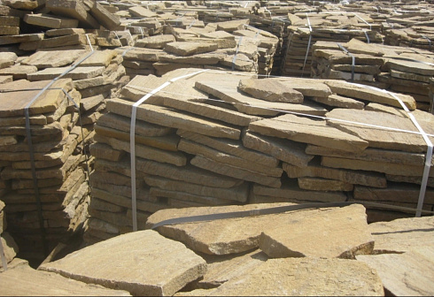 Kamenclub.ru: Песчаник пластушка желтый с рисунком (3 см)  купить в Ярославле песчаник желтый с рисунком, рыжий, желтый песчаник пластушка ландшафтная рваная 8 500 руб/м3   фото КАМЕНЬ КЛУБ