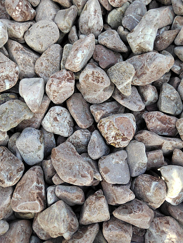 Kamenclub.ru: Мраморная крошка (щебень галтованный розовый) фр.10-20 мм.  купить в Ярославле мрамор розовый, красный ландшафтный декоративный окатанный округлый щебень 15000 руб/т   фото КАМЕНЬ КЛУБ
