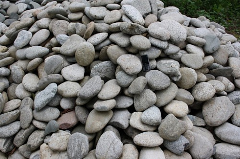 Kamenclub.ru: Галька речная плоская (бело-серая) фр. 100-200-300 мм. купить  в Ярославле галька речная плоская серый, белый, бело-серый, серо-белый речная галька плоская  9000 руб/т   фото КАМЕНЬ КЛУБ