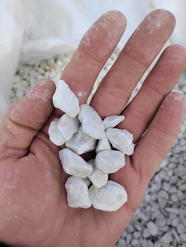 Kamenclub.ru: Мраморная крошка, щебень, цвет-белый, фр. 10-20 мм.  купить в Ярославле мрамор белый, молочный айвори каменная ландшафтная декоративная крошка шебня 12000 руб/т   фото КАМЕНЬ КЛУБ