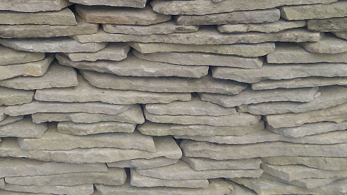 Kamenclub.ru: Песчаник пластушка светло-серый (2,0 см)  купить в Ярославле плитняк- ластушка светло-серый, серый рваный ландшафтный плитняк колотый 13800 руб/м3   фото КАМЕНЬ КЛУБ