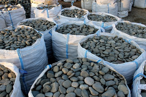 Kamenclub.ru: Галька речная плоская (темно-серая) фр. 100-200-300 мм. купить  в Ярославле галька речная плоская темно-серый, серый, синий речной галечник плоский 9000 руб/т   фото КАМЕНЬ КЛУБ