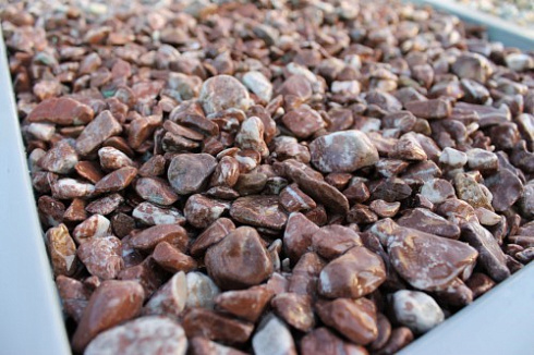 Kamenclub.ru: Мраморная крошка (щебень галтованный розовый) фр.10-20 мм.  купить в Ярославле мрамор розовый, красный ландшафтный декоративный окатанный округлый щебень 15000 руб/т   фото КАМЕНЬ КЛУБ