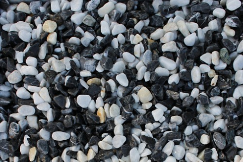 Kamenclub.ru: Мраморная крошка (щебень крошка микс : белый-черный-розовый) фр. 5-10 мм.  купить в Ярославле мрамор белый, черный, розовый, разноцветный микс декоративная мраморная каменная крошка 12000 руб/т   фото КАМЕНЬ КЛУБ