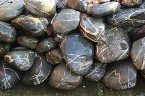 Kamenclub.ru: Валунчик Паутинник фр.100-300 мм  купить в Ярославле крупный природный камень галечник темно-серый с прожилками белый черный речной валунчик 5000 руб/т   фото КАМЕНЬ КЛУБ