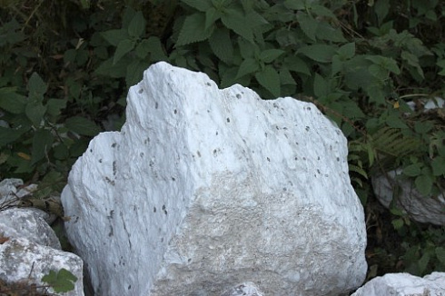 Kamenclub.ru: Мраморизированный известняк фр. 100-500 мм.  купить в Ярославле известняк серый белый темно-серый сероватый валун природного образования окатанный 10500 руб/т   фото КАМЕНЬ КЛУБ