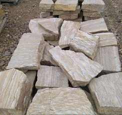 Kamenclub.ru: Песчаник пластушка желтый с рисунком (7-15 см)  купить в Ярославле плитняк - пластушка - бут желтый песчаник 10200 руб/м3   фото КАМЕНЬ КЛУБ