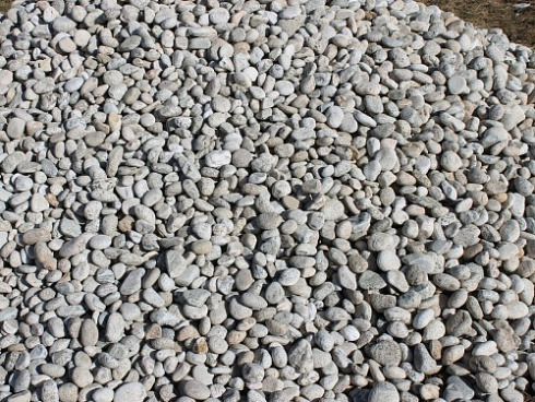 Kamenclub.ru: Галька речная окат (серо-белая) фр. 70-120 мм купить  в Ярославле галька галечник бело-серая, серо-белая, серая, белая речная природная галька  8000 руб/т   фото КАМЕНЬ КЛУБ