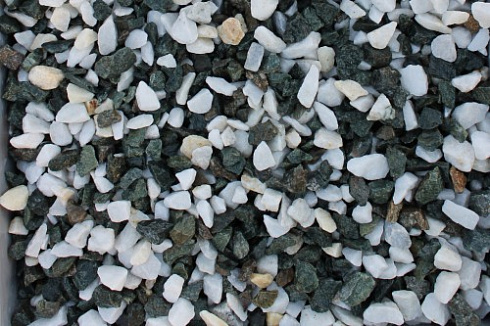 Kamenclub.ru: Мраморная крошка (щебень крошка микс : белый-черный-розовый) фр. 3-5 мм.  купить в Ярославле мрамор белый, черный, розовый, разноцветный мраморная каменная крошка декорвтивная 12000 руб/т   фото КАМЕНЬ КЛУБ
