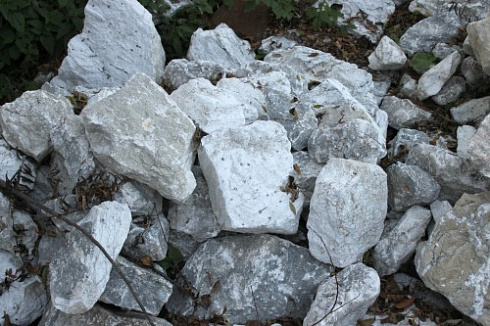 Kamenclub.ru: Мраморизированный известняк фр. 100-500 мм.  купить в Ярославле известняк серый белый темно-серый сероватый валун природного образования окатанный 10500 руб/т   фото КАМЕНЬ КЛУБ