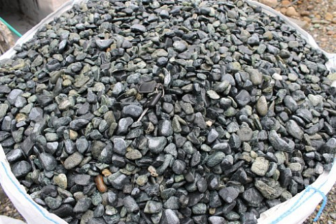 Kamenclub.ru: Щебень галтованный зеленый (змеевик) фр. 20-40 мм.  купить в Ярославле мрамор зеленый, салатовый оголтованный щебень мраморный 12500 руб/т   фото КАМЕНЬ КЛУБ