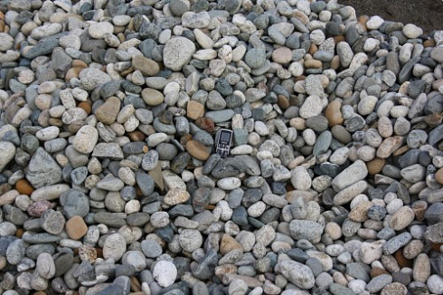 Kamenclub.ru: Галька речная окат (ассорти) фр. 50-100 мм. купить  в Ярославле галька природная округлая серая белая черная серая коричневая синяя галька речная окатанная округлая 6200 руб/т   фото КАМЕНЬ КЛУБ