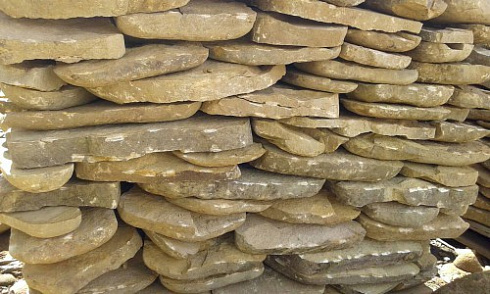 Kamenclub.ru: Песчаник колотый для облицовки (фр. 2-3 см)  купить в Ярославле песчаник бежевый серый рыжий песчаник строительный 5000 руб/т   фото КАМЕНЬ КЛУБ