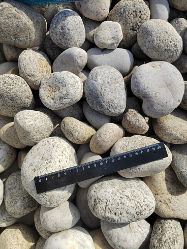 Kamenclub.ru: Галька речная окат (серо-белая) фр. 70-120 мм купить  в Ярославле галька галечник бело-серая, серо-белая, серая, белая речная природная галька  8000 руб/т   фото КАМЕНЬ КЛУБ