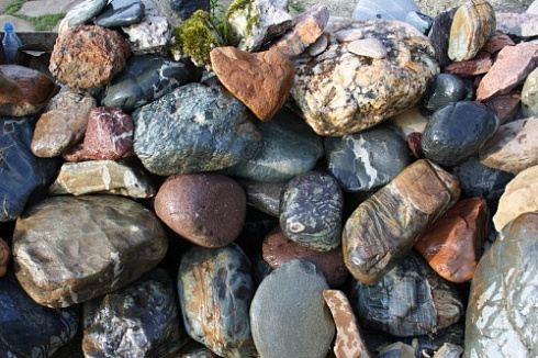 Kamenclub.ru: Ландшафтные валунчики фр.100-500 мм.  купить в Ярославле крупный природный камень серый, темно-серый, светло-серый речной валун крупный 4800 руб/т   фото КАМЕНЬ КЛУБ