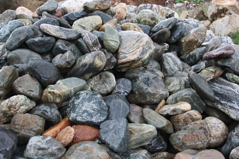 Kamenclub.ru: Ландшафтные валунчики фр.100-500 мм.  купить в Ярославле крупный природный камень серый, темно-серый, светло-серый речной валун крупный 4800 руб/т   фото КАМЕНЬ КЛУБ