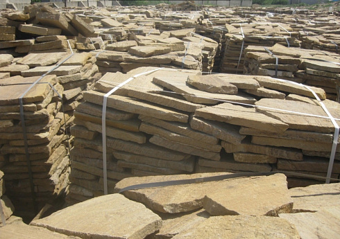 Kamenclub.ru: Песчаник пластушка желтый с рисунком (3 см)  купить в Ярославле песчаник желтый с рисунком, рыжий, желтый песчаник пластушка ландшафтная рваная 8 500 руб/м3   фото КАМЕНЬ КЛУБ