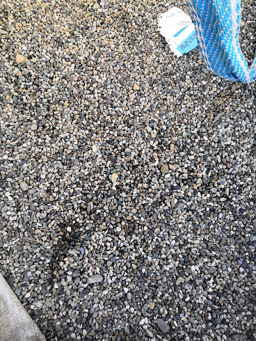 Kamenclub.ru: Галька речная окат (серая) фр.3-5 мм купить  в Ярославле галька речная серая бежевый темно-серый окатанный речной камень округлый 9500 руб/т   фото КАМЕНЬ КЛУБ