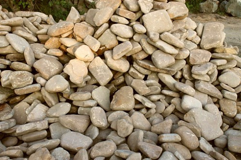 Kamenclub.ru: Песчаник для мощения дорожек, площадок, парковок ( фр 5-10 см)  купить в Ярославле песчаник  серый желтый коричневый рыжий песчаник оголтованный окатанный 6500 руб/т   фото КАМЕНЬ КЛУБ