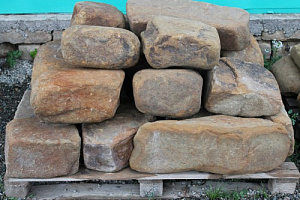 Kamenclub.ru: Песчаник для строительства и кладки (фр. 200-400 мм)  купить в Ярославле песчаник бежевый серый рыжий желтый блоки для строительства из песчаника 6500 руб/т   фото КАМЕНЬ КЛУБ