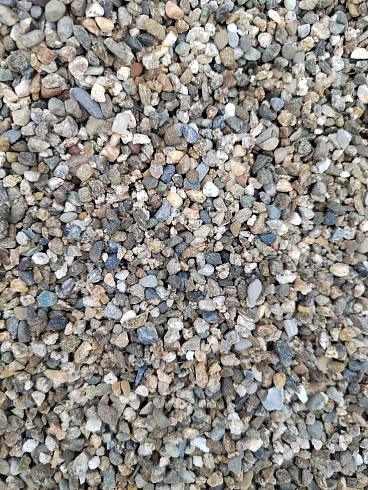 Kamenclub.ru: Галька речная окат (серая) фр.3-5 мм купить  в Ярославле галька речная серая бежевый темно-серый окатанный речной камень округлый 9500 руб/т   фото КАМЕНЬ КЛУБ