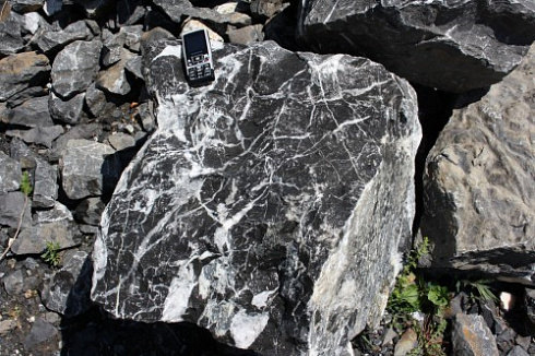 Kamenclub.ru: Черный мрамор скальник фр. 1000-1500 мм.  купить в Ярославле мрамор черный белый серый крупный колотый валун ландшафтный 9000 руб/т   фото КАМЕНЬ КЛУБ