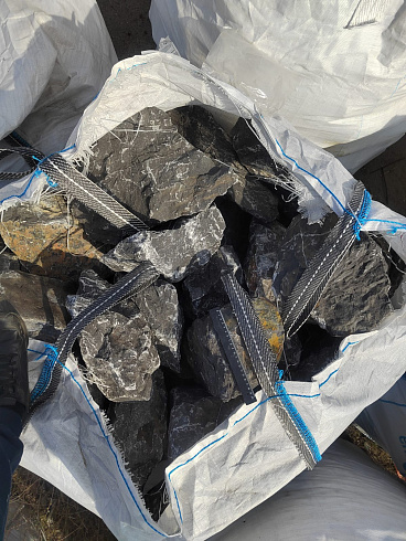 Kamenclub.ru: Черный мрамор скальник фр. 100-500 мм.  купить в Ярославле мрамор черный белый серый крупный колотый валун ландшафтный 8500 руб/т   фото КАМЕНЬ КЛУБ