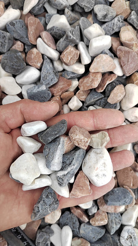 Kamenclub.ru: Мраморная крошка (щебень галтованный микс:белый-зеленый-розовый) фр.20-40 мм.  купить в Ярославле мрамор белый, зеленый, розовый мрамор декоративный (галтовка) 15500 руб/т   фото КАМЕНЬ КЛУБ