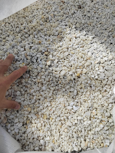 Kamenclub.ru: Мраморная крошка, щебень, цвет-белый, фр. 5-10 мм.  купить в Ярославле мрамор белый, айвори, молочный мраморная каменная крошка ландшафтная 12000 руб/т   фото КАМЕНЬ КЛУБ