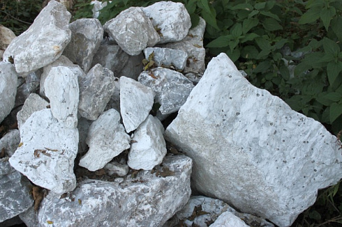 Kamenclub.ru: Мраморизированный известняк фр. 100-500 мм.  купить в Ярославле известняк серый белый темно-серый сероватый валун природного образования окатанный 10500 руб/т   фото КАМЕНЬ КЛУБ