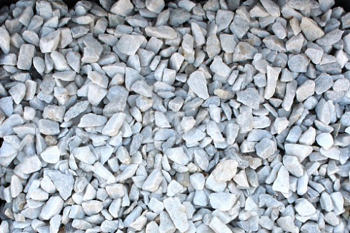 Kamenclub.ru: Мраморная крошка, щебень, цвет-белый, фр. 3-5 мм.  купить в Ярославле мрамор белый молочный бежевый мрамор колотый 11500 руб/т   фото КАМЕНЬ КЛУБ